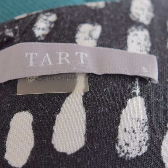 Sleeveless V-Neck Bodycon Form Fitting Mini Dress Black and White Pattern - Picture 7 of 9